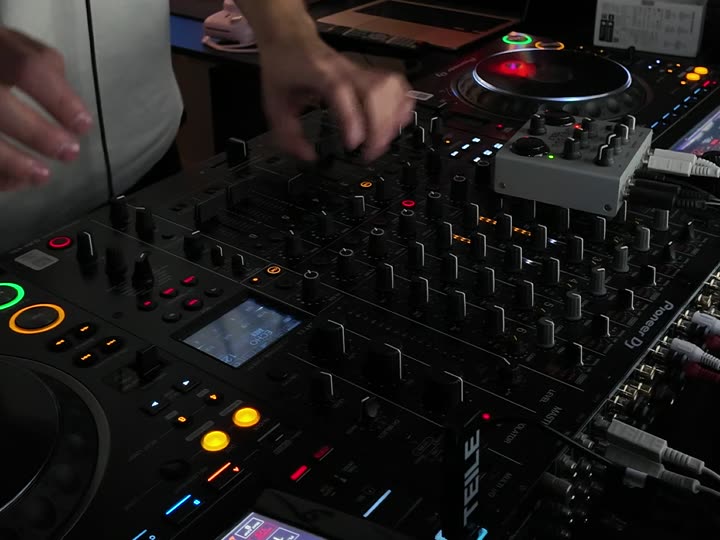 SEYMEN's hands on the Pioneer DJM-V10 at home