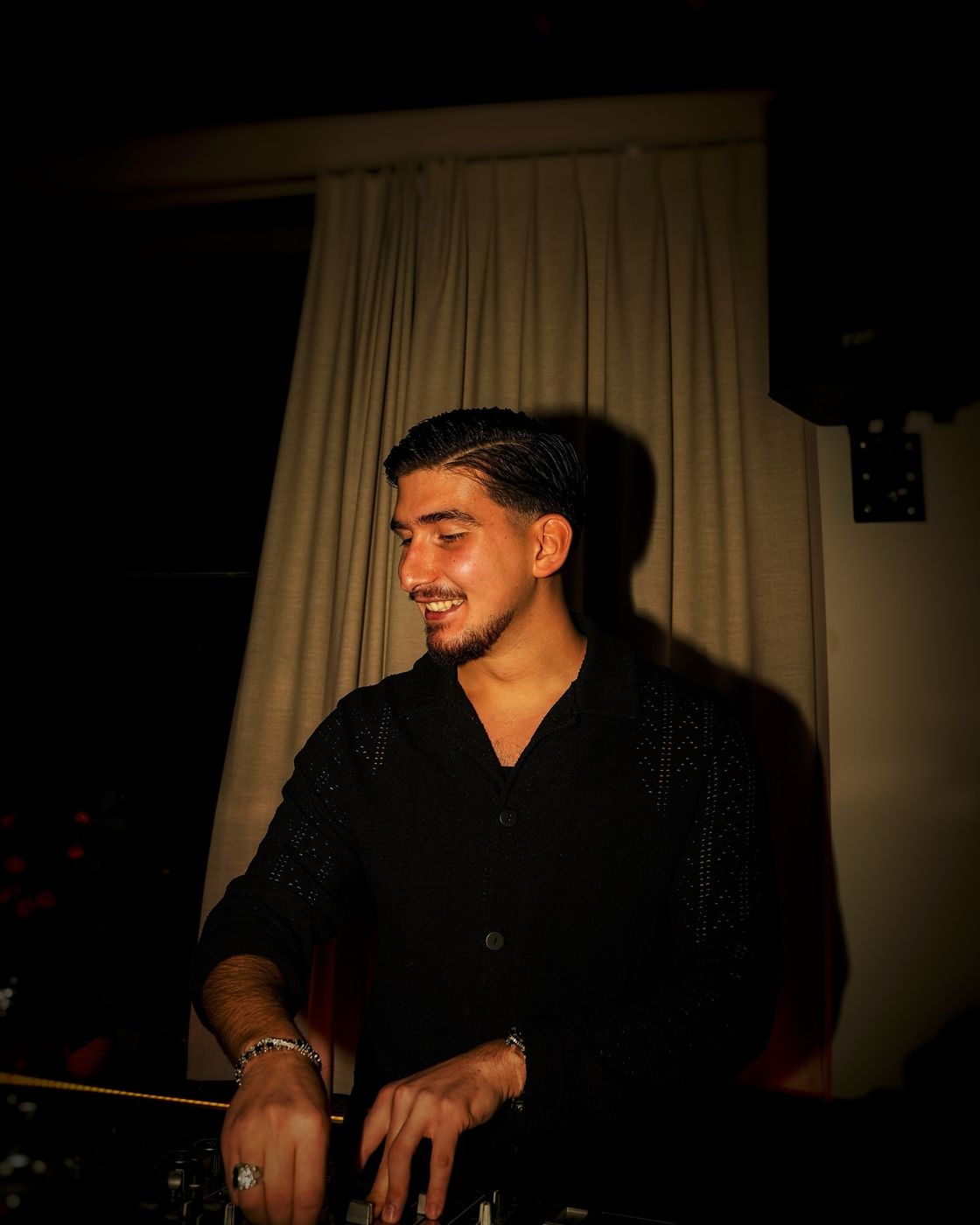SEYMEN smiling behind the decks